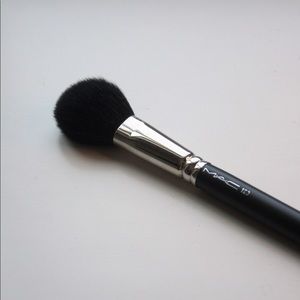 MAC Cosmetics 129 Powder/Blush Brush